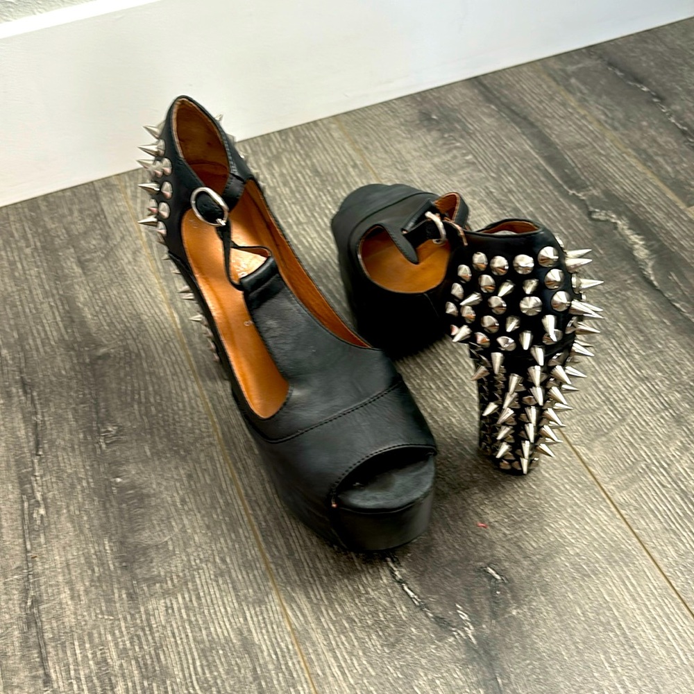 Only worn twice!! Jeffrey Cambell Foxy Spike size 8.